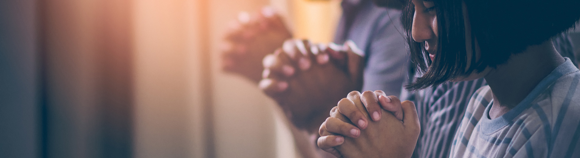 ICEJ_praying_hands_group