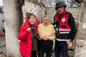 ICEJ_aliyah-ukraine-survivor_in_bombed-out_home