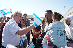 ICEJ_aliyah-ethiopian-flight-flag_handout_July_2023