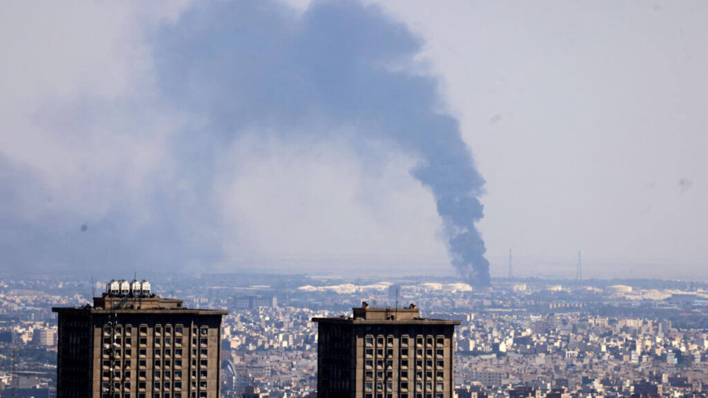 Image of an explosion and smoke in the sky during the war between Israel and Iran 