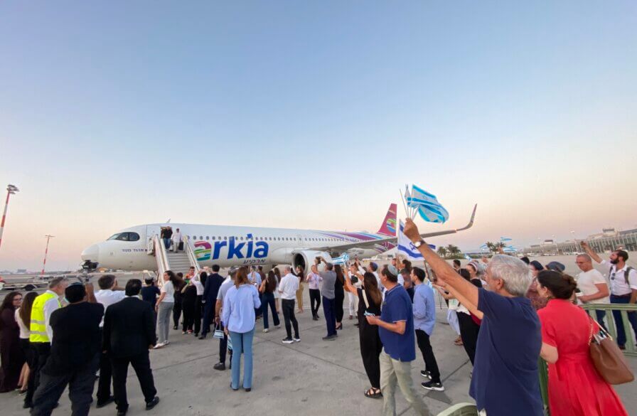 Immigrants are welcomed to Israel