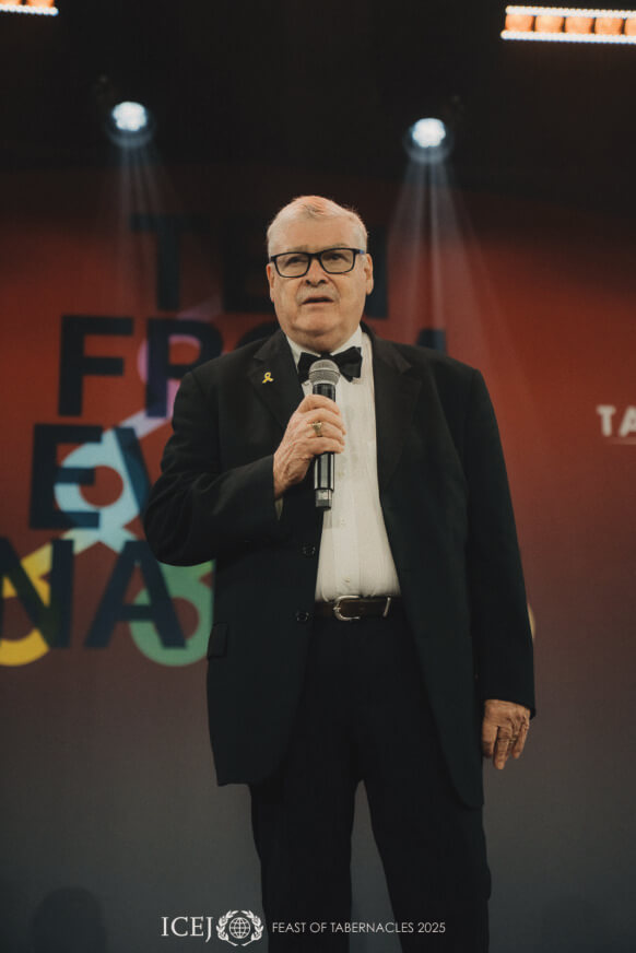 Rev. Malcolm Hedding receives the Nehemiah Award at this year’s Feast of Tabernacles