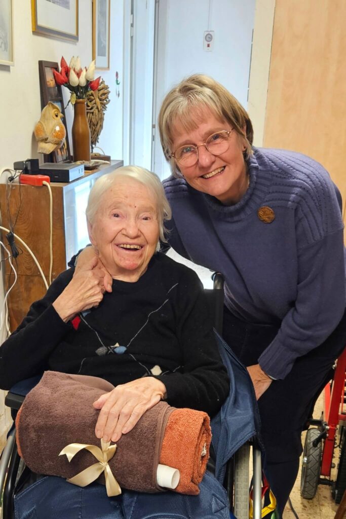 Photo shows elderly Jewish immigrant so happy to receive her visit from Corrie Van Maanen