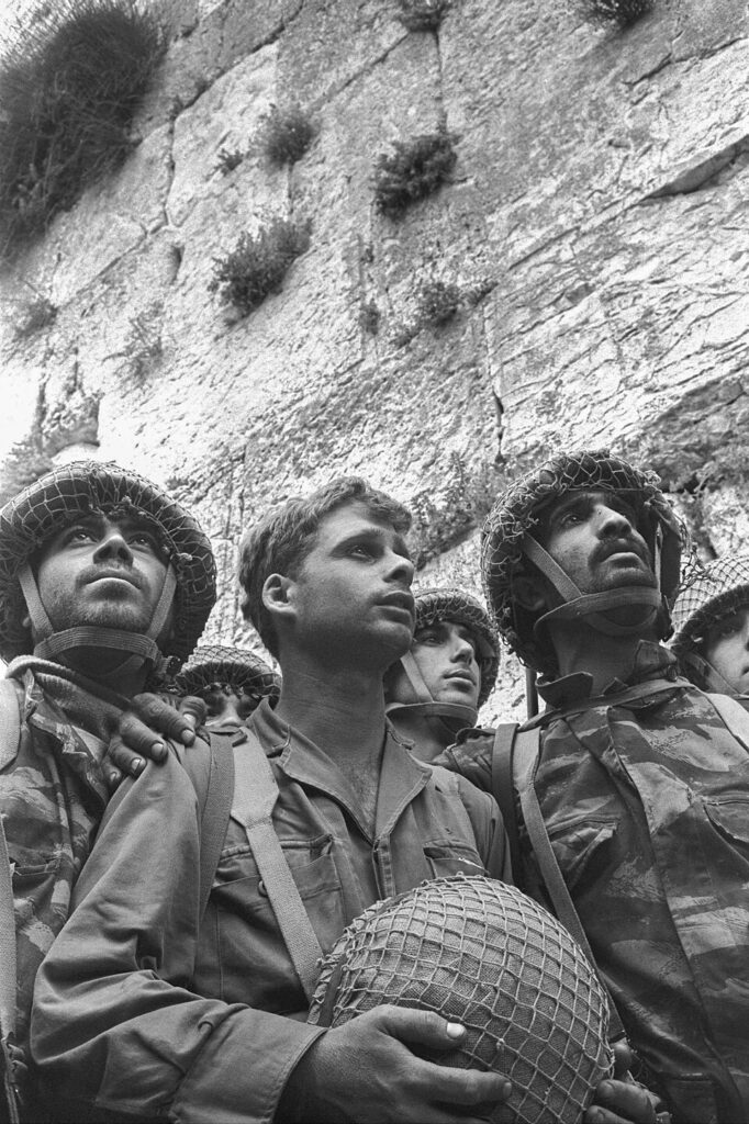 Six-Day War, Israeli paratroopers stand in front of the Western Wall in Jerusalem