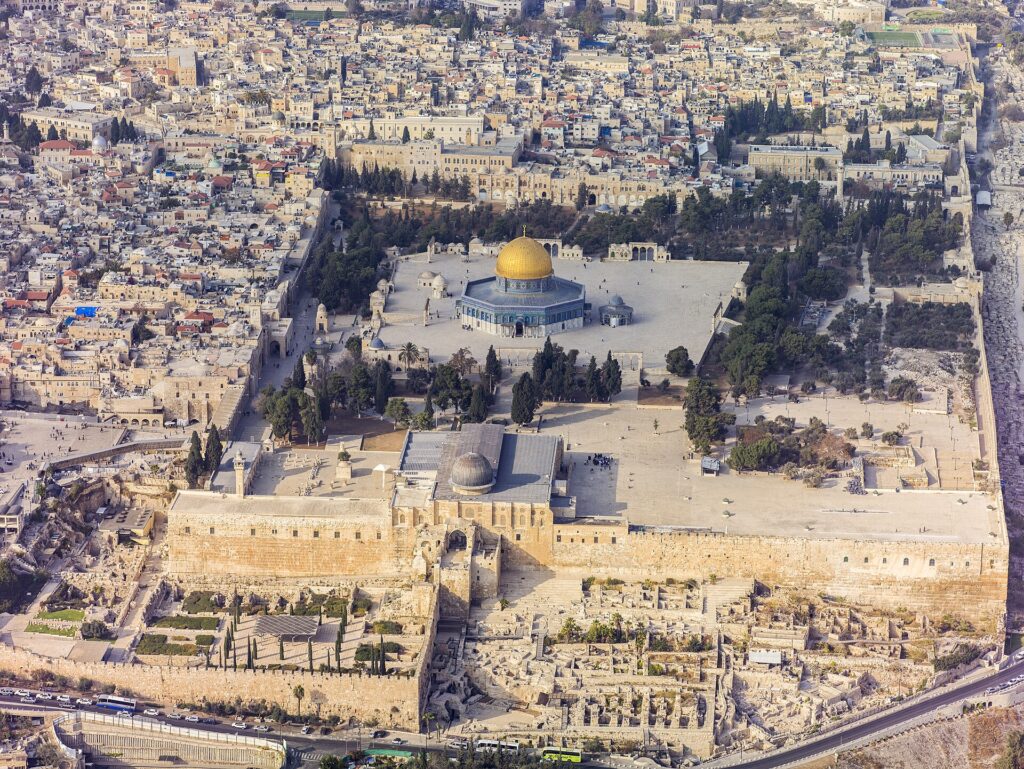Ariel view of the Temple Mount, 2013 (source: Wikimedia Commons)