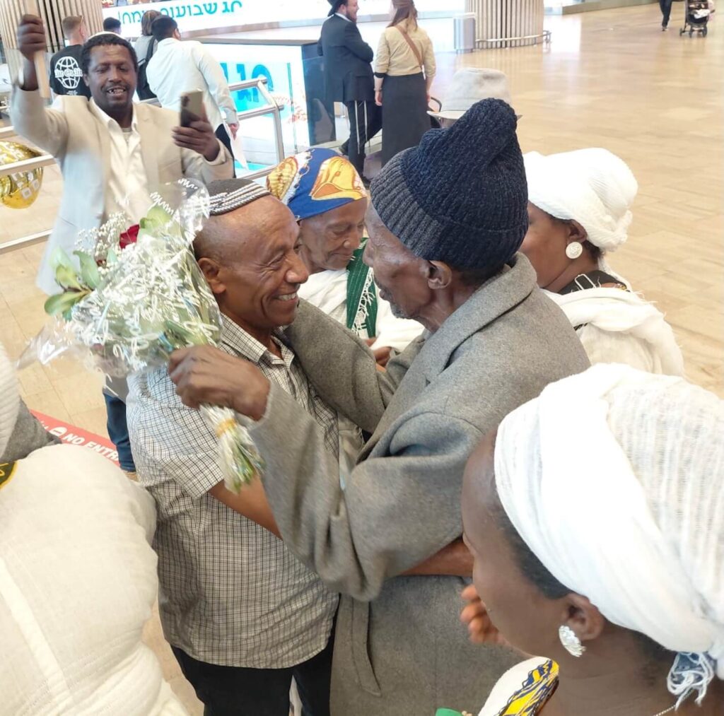 92-year-old Ethiopian Jewish man at Ben Gurion Airport warmly greets a 62-year-old Ethiopian Jewish man. (Photos: JAFI)