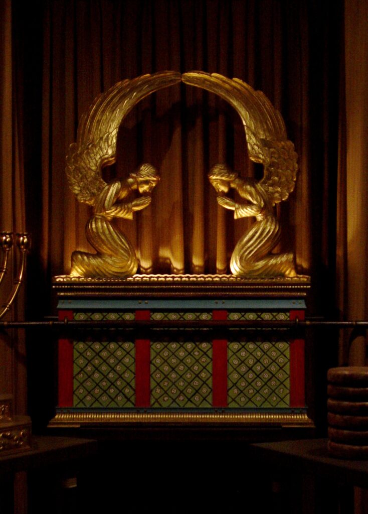 Replica of the ark of the covenant in the Royal Arch Room of the George Washington Masonic National Memoria (Ben Schumin, 2006, Wikimedia Commons)
