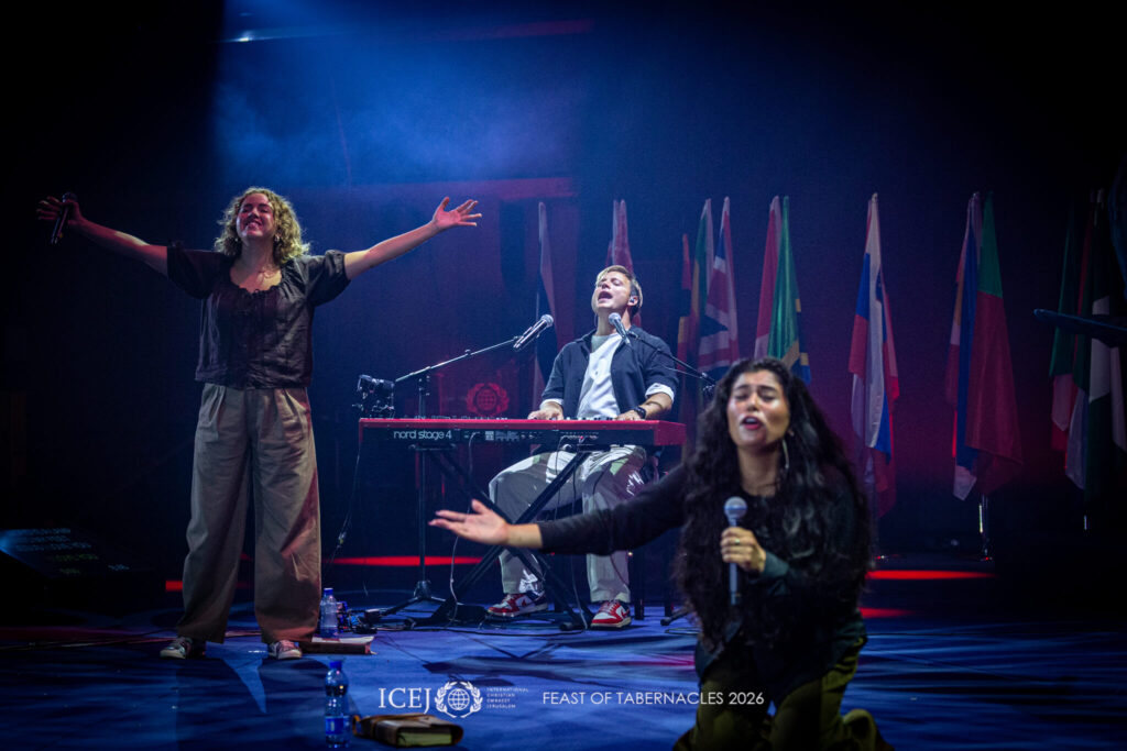 UPPERROOM & NORTHWORSHIP lead worship at the Feast